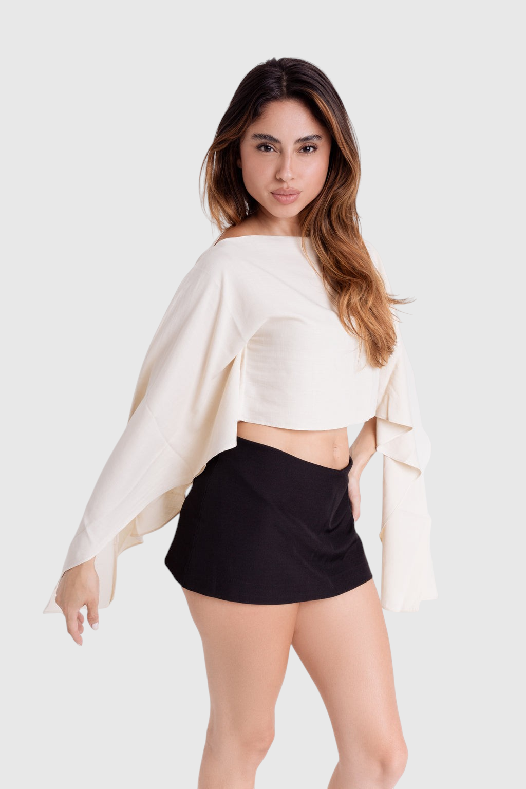 Modelo veste blusa Aura estilo capa off-white de viscose rústica com modelagem ampla e mangas fluidas da LA MAGIE