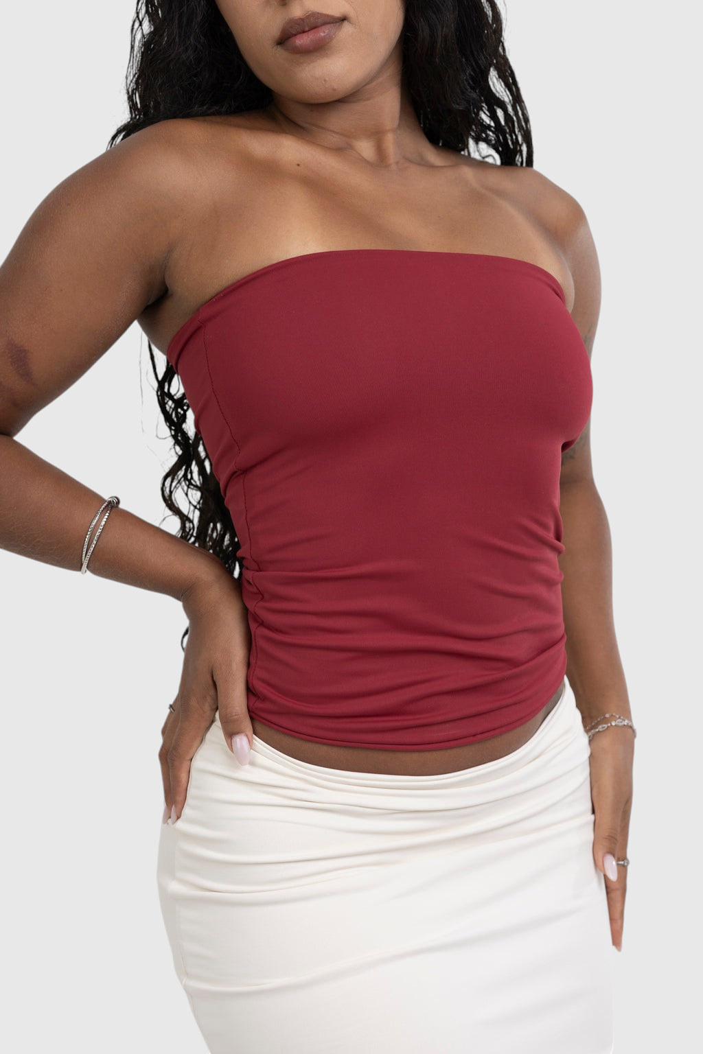 Modelo vestindo blusa tube vermelha LA MAGIE em suplex de poliamida com forro duplo e ajuste perfeito ao corpo
