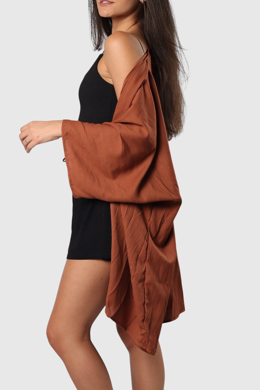 Modelo veste kimono LA MAGIE | Roupas Femininas Básicas e Estilosas de viscose rústica marrom com mangas amplas