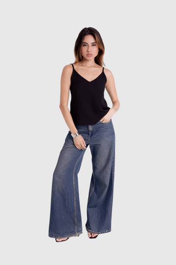 Modelo vestindo blusa preta de alça fina com decote em V da LA MAGIE | Roupas Femininas Básicas e Estilosas