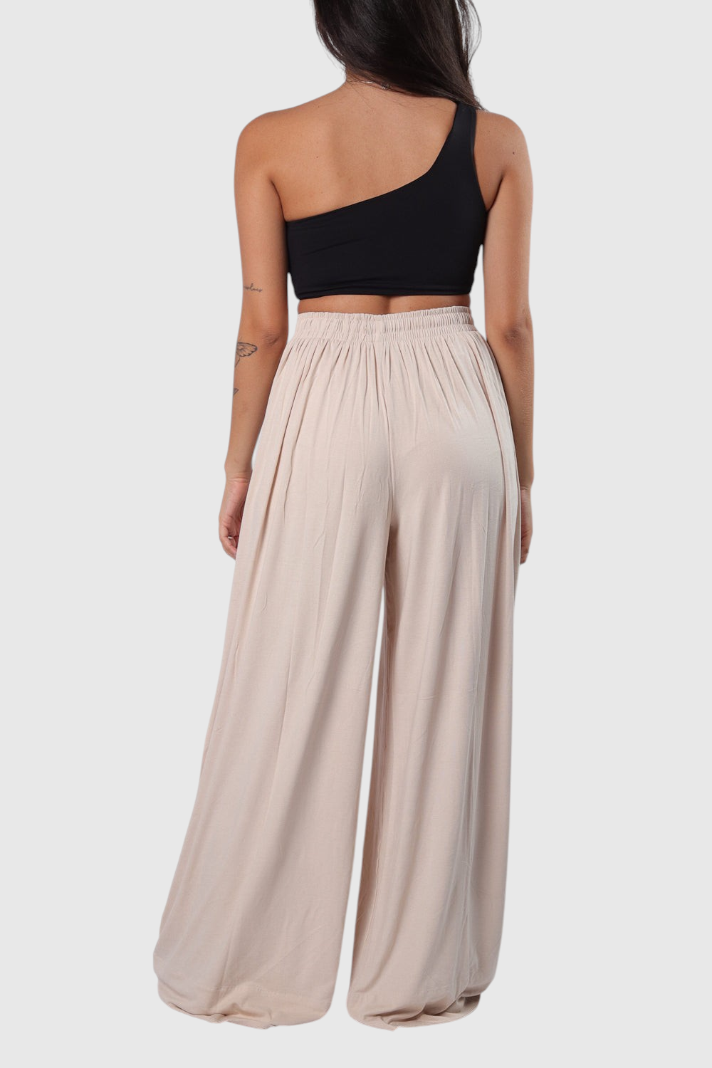 Modelo de costas vestindo calça pantalona areia LA MAGIE | Roupas Femininas Básicas e Estilosas em viscolycra com cós elástico