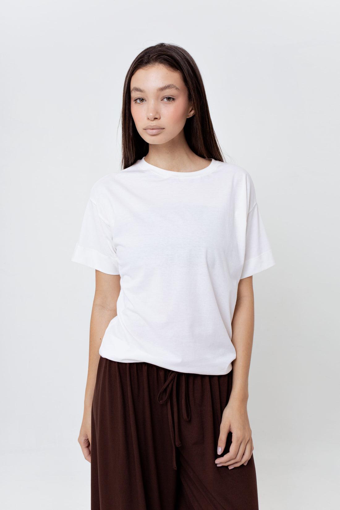 Kit com 3 camisetas básicas LA MAGIE | Roupas Femininas Básicas e Estilosas em algodão nas cores branca, marrom e preta