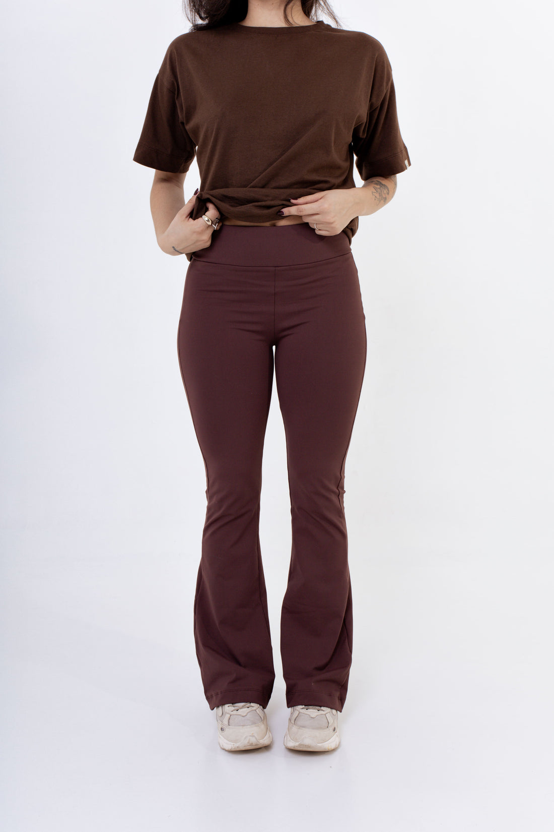 Kit com duas calças flare bailarina LA MAGIE, uma preta e uma marrom, com cintura alta e modelagem ajustada.