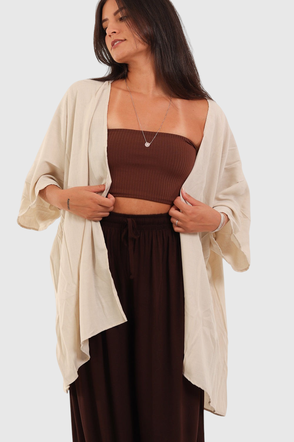 Modelo veste kimono bege de viscose rústica com mangas amplas da LA MAGIE | Roupas Femininas Básicas e Estilosas