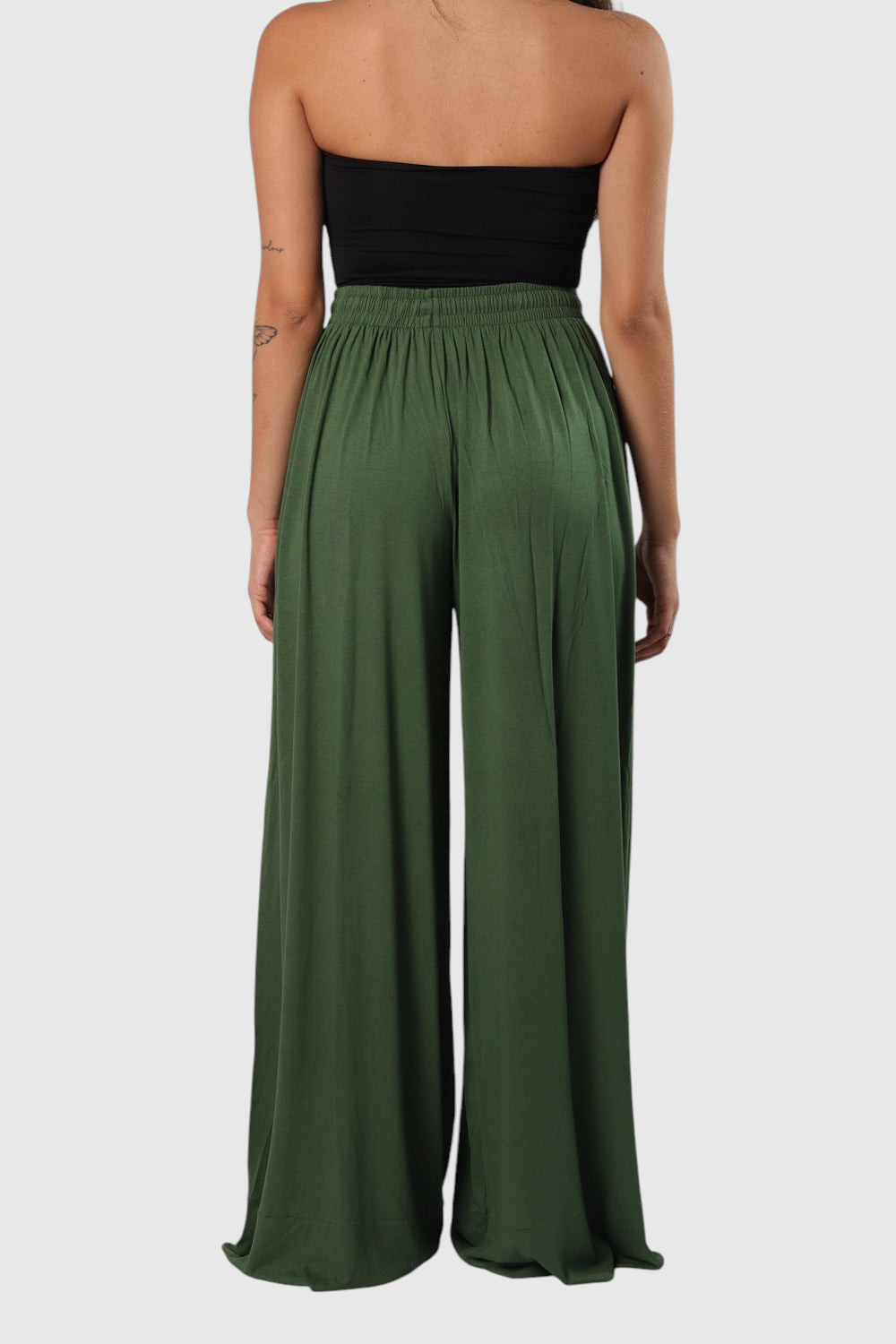 Pantalona verde LA MAGIE Roupas Femininas Básicas e Estilosas de viscolycra com cós elástico, vista de costas.