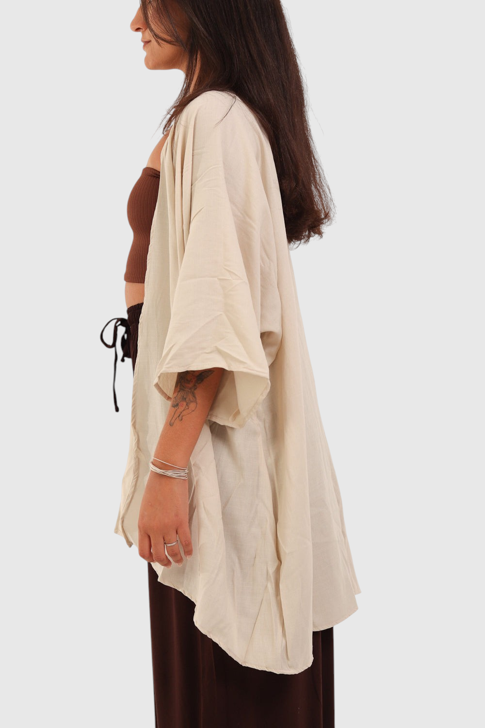 Kimono LA MAGIE | Roupas Femininas Básicas e Estilosas em viscose rústica bege com mangas amplas, vista lateral