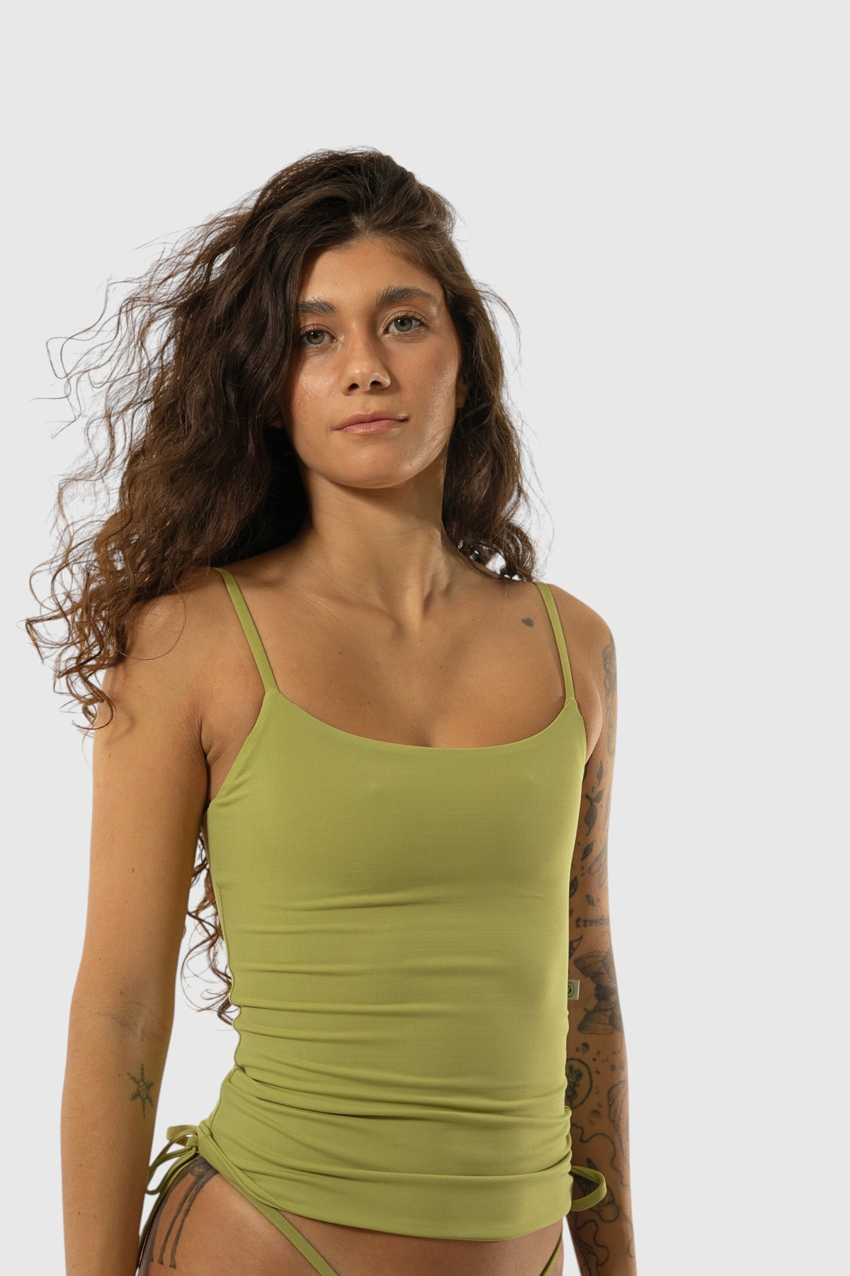 Modelo usando blusa regata pistache de alça fina em suplex de poliamida premium da LA MAGIE | Roupas Femininas Básicas e Estilosas