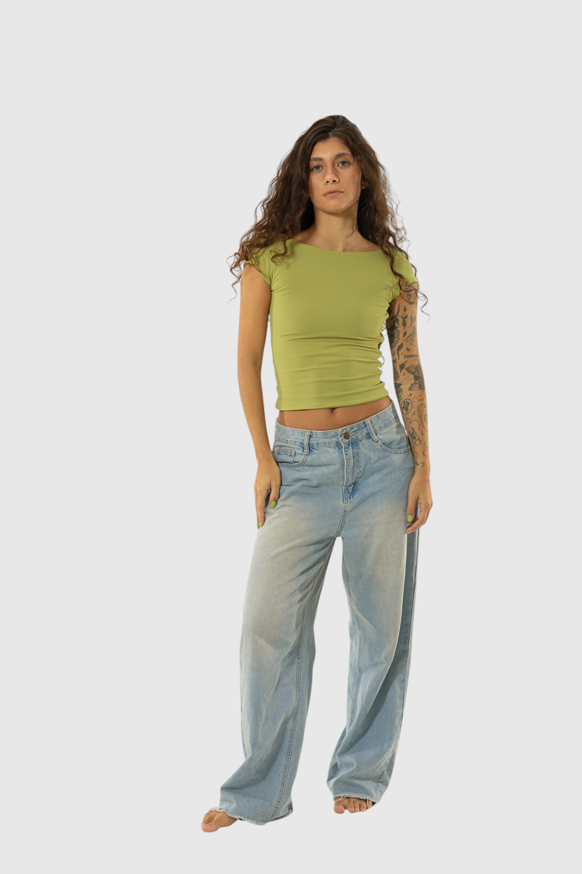 Modelo vestindo blusa verde LA MAGIE | Roupas Femininas Básicas e Estilosas de manga curta em suplex com calça jeans