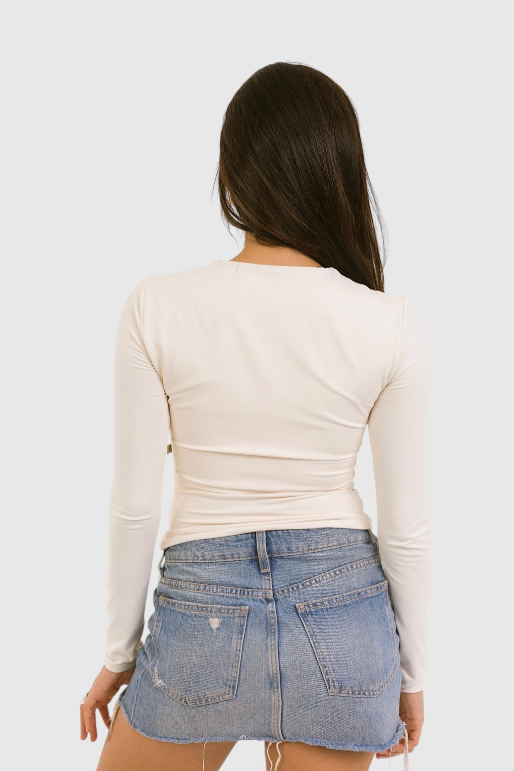 Vista traseira de blusa manga longa off-white LA MAGIE | Roupas Femininas Básicas e Estilosas em poliamida ajustada