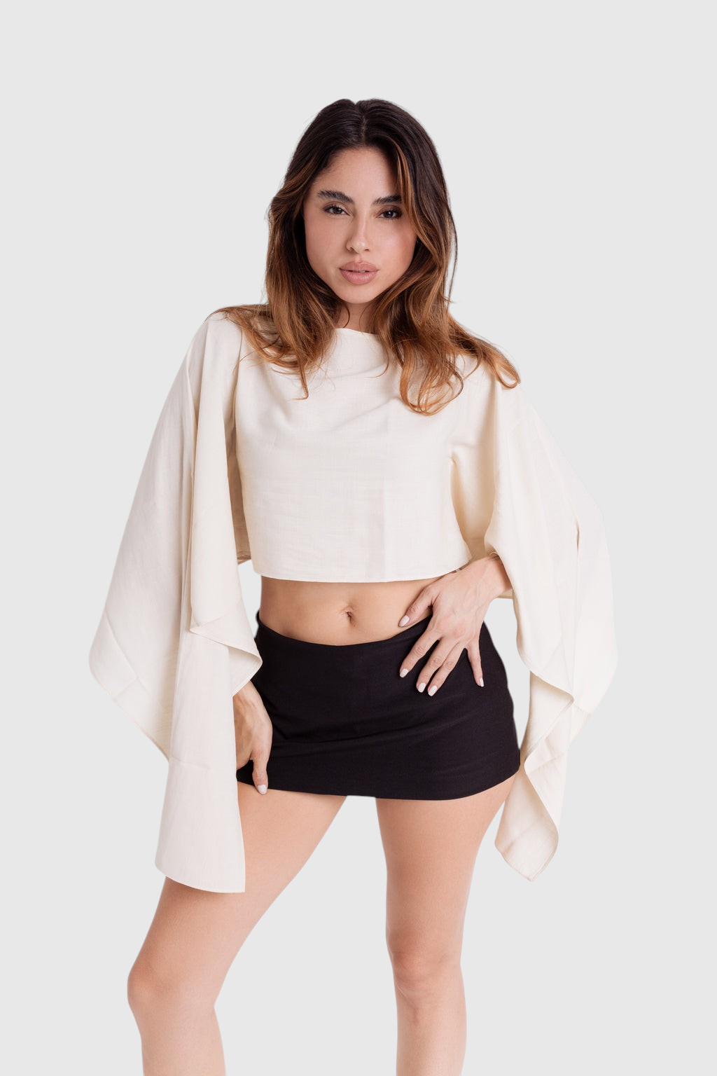 Modelo veste blusa Aura capa off-white de viscose rústica com modelagem ampla e mangas fluidas da LA MAGIE | Roupas Femininas Básicas e Estilosas