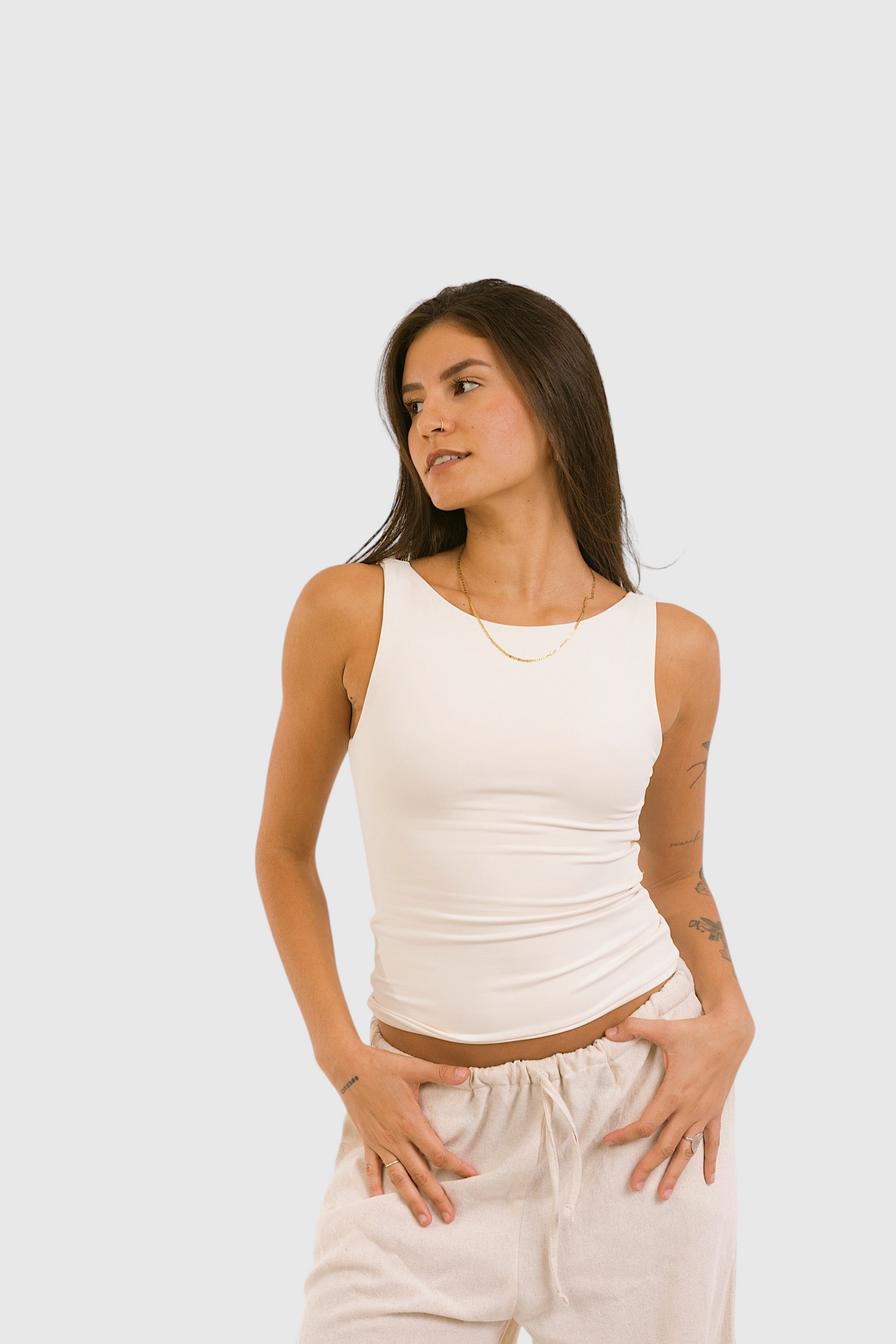 Modelo vestindo blusa 2 em 1 off-white da LA MAGIE | Roupas Femininas Básicas e Estilosas em suplex de poliamida premium.