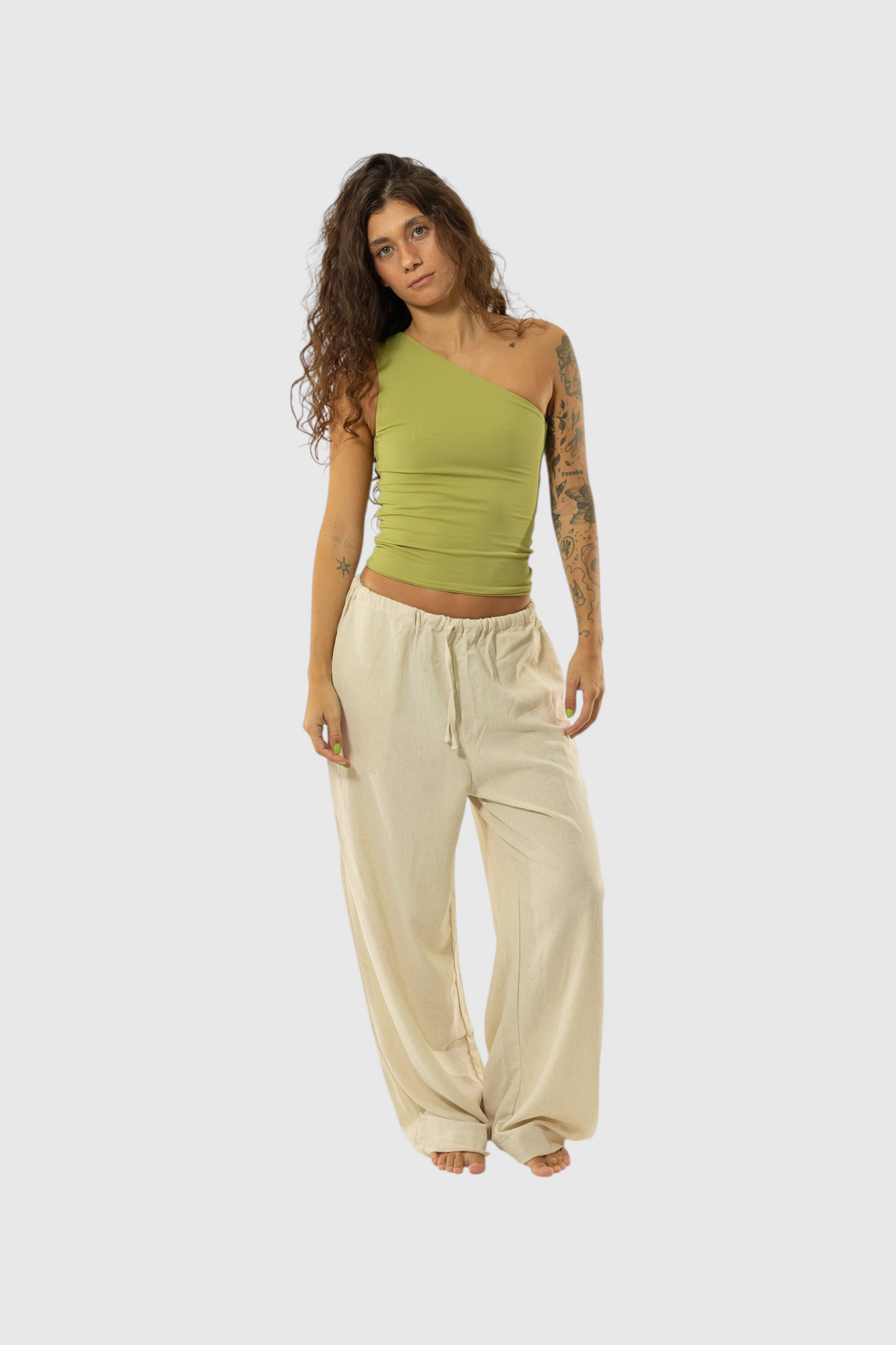 Modelo vestindo blusa nula manga pistache da LA MAGIE | Roupas Femininas Básicas e Estilosas com calça bege larga