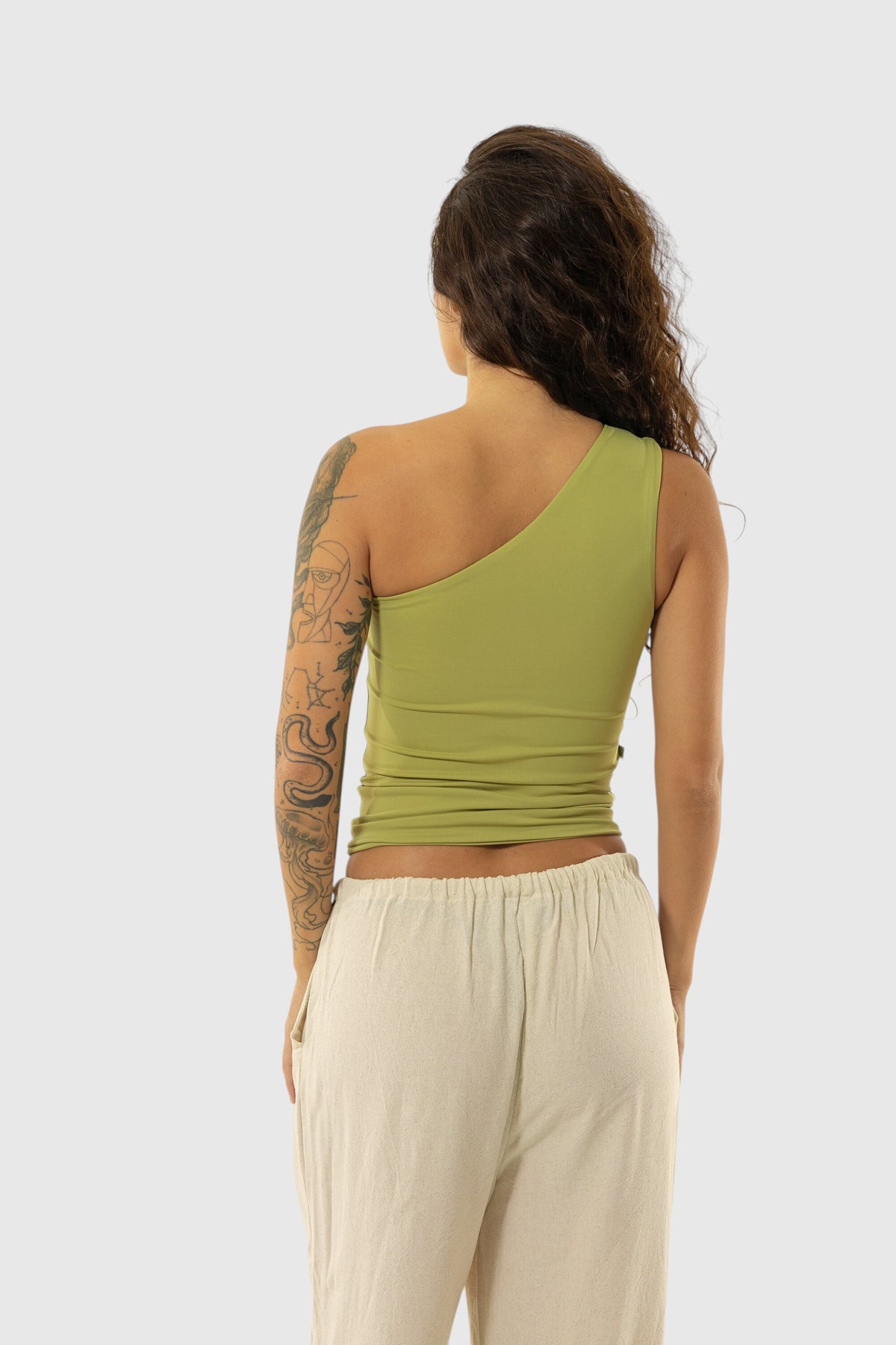 Blusa nula manga verde pistache LA MAGIE em poliamida premium com modelagem segunda pele vista de costas