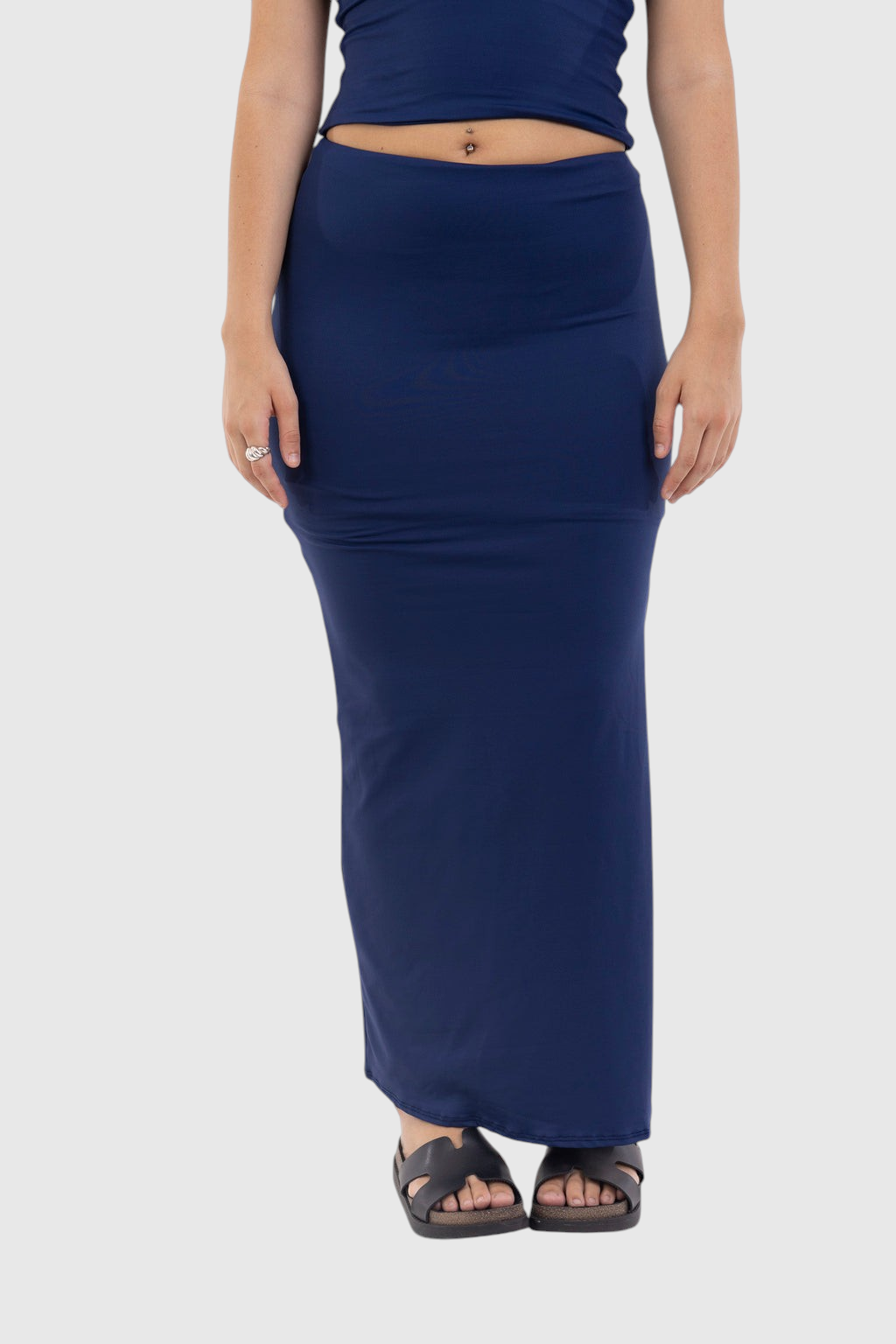 Saia midi azul marinho LA MAGIE em poliamida com elastano, modelagem justa e forro interno para maior conforto.