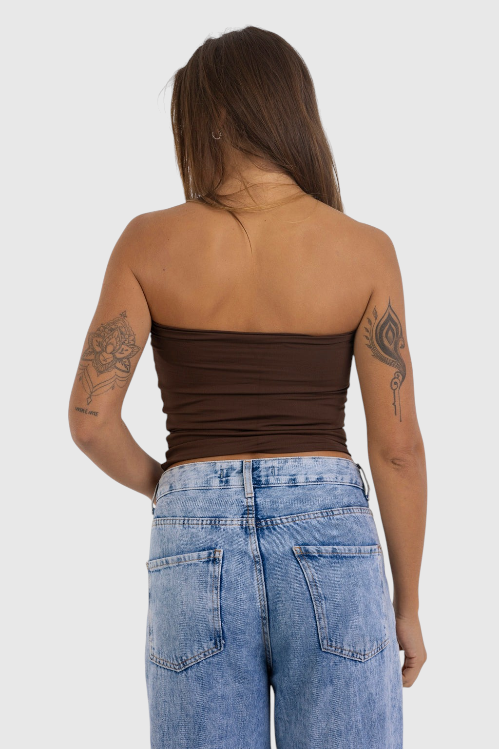 Blusa Tube LA MAGIE marrom em suplex de poliamida com forro duplo, vista de costas em modelo com tatuagens nos braços.