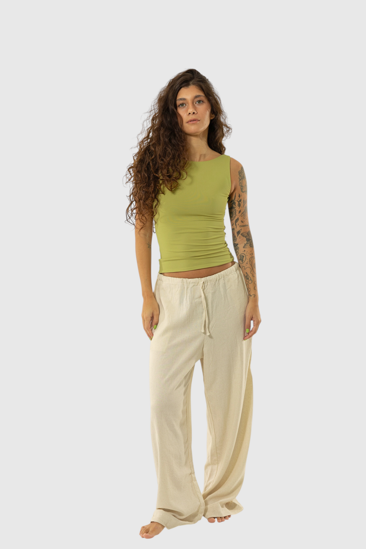 Modelo vestindo blusa 2 em 1 verde LA MAGIE | Roupas Femininas Básicas e Estilosas em suplex de poliamida premium.