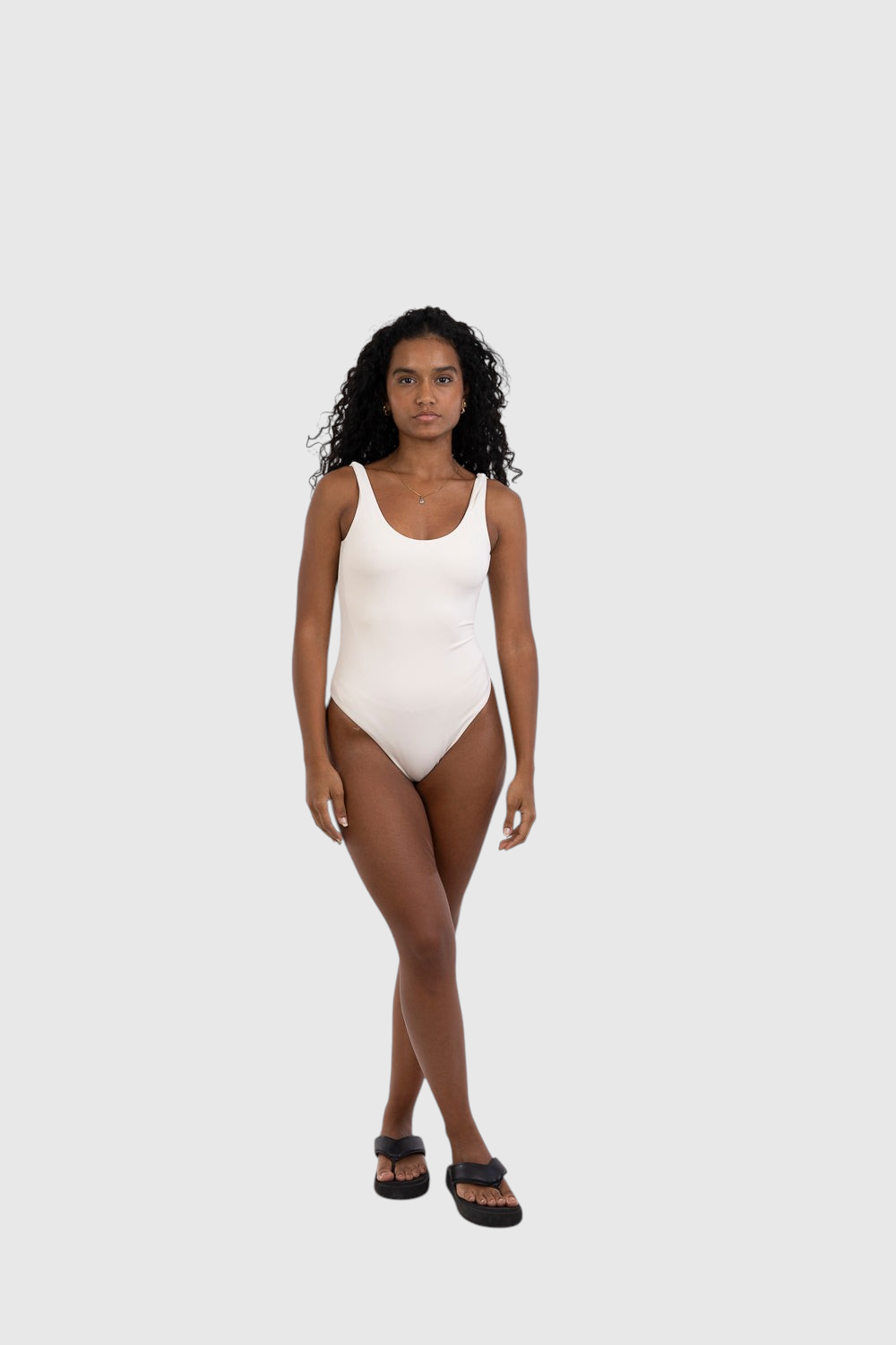 Modelo vestindo body cavado off-white LA MAGIE | Roupas Femininas Básicas e Estilosas com forro duplo e toque macio