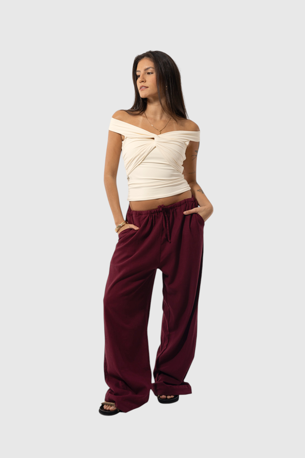 Modelo vestindo calça básica de linho vinho da LA MAGIE | Roupas Femininas Básicas e Estilosas com ajuste na cintura.