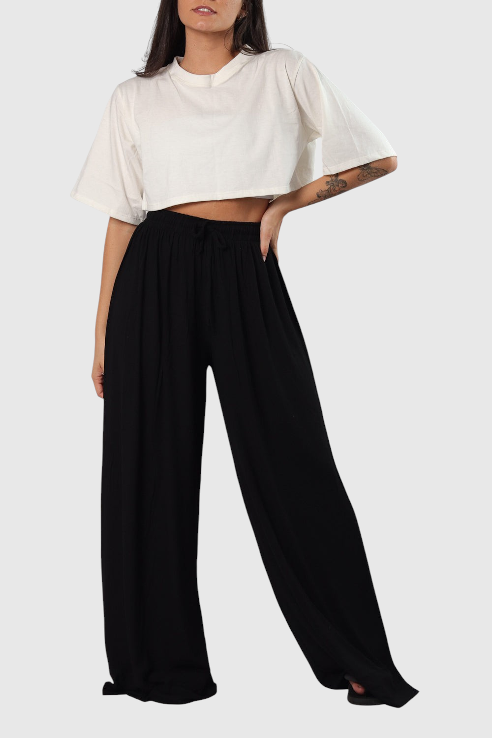 Modelo vestindo calça pantalona preta LA MAGIE | Roupas Femininas Básicas e Estilosas de viscolycra com cós de elástico