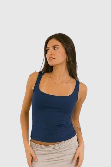 Modelo vestindo blusa 2 em 1 azul marinho da LA MAGIE | Roupas Femininas Básicas e Estilosas em suplex de poliamida.