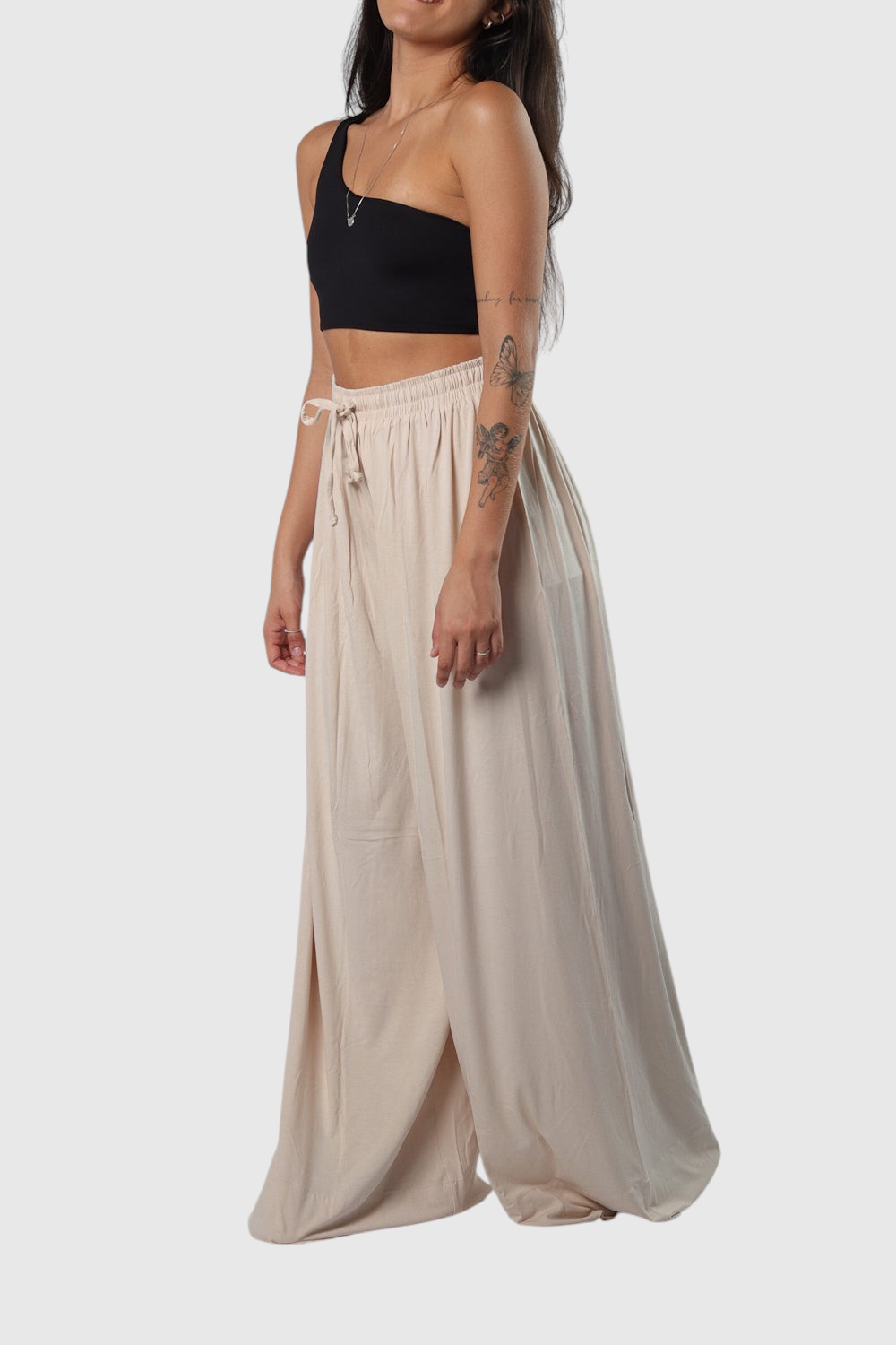 Modelo usando calça pantalona areia LA MAGIE | Roupas Femininas Básicas e Estilosas em viscolycra com cós de elástico