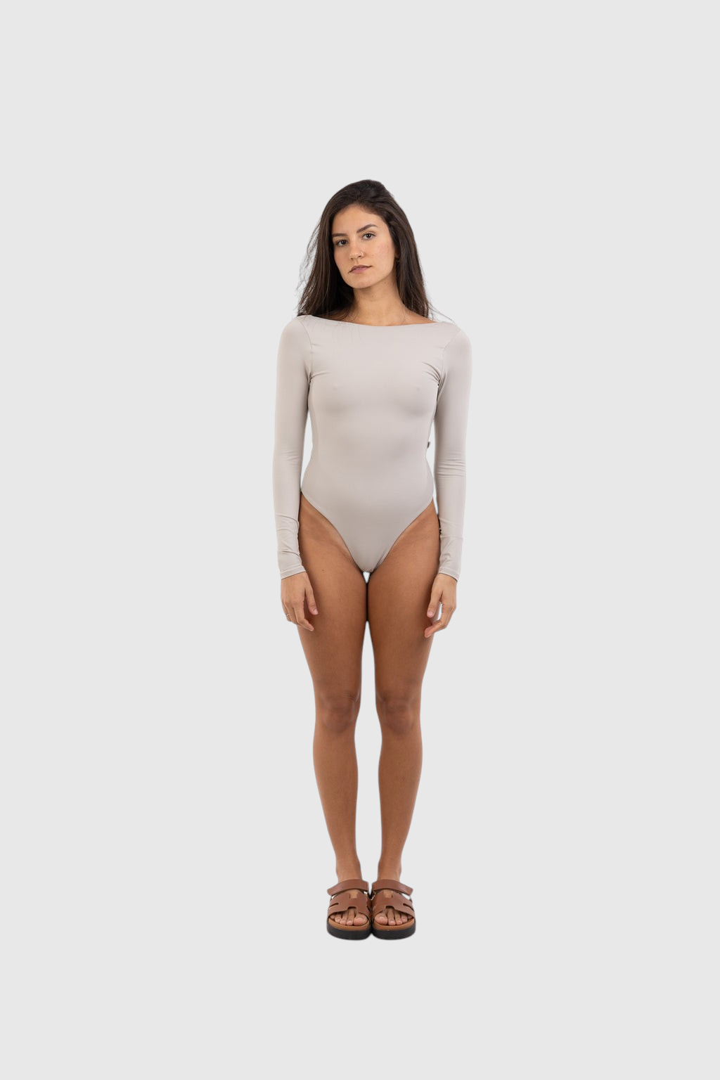 Modelo vestindo body LA MAGIE | Roupas Femininas Básicas e Estilosas bege de manga longa com decote quadrado em poliamida.