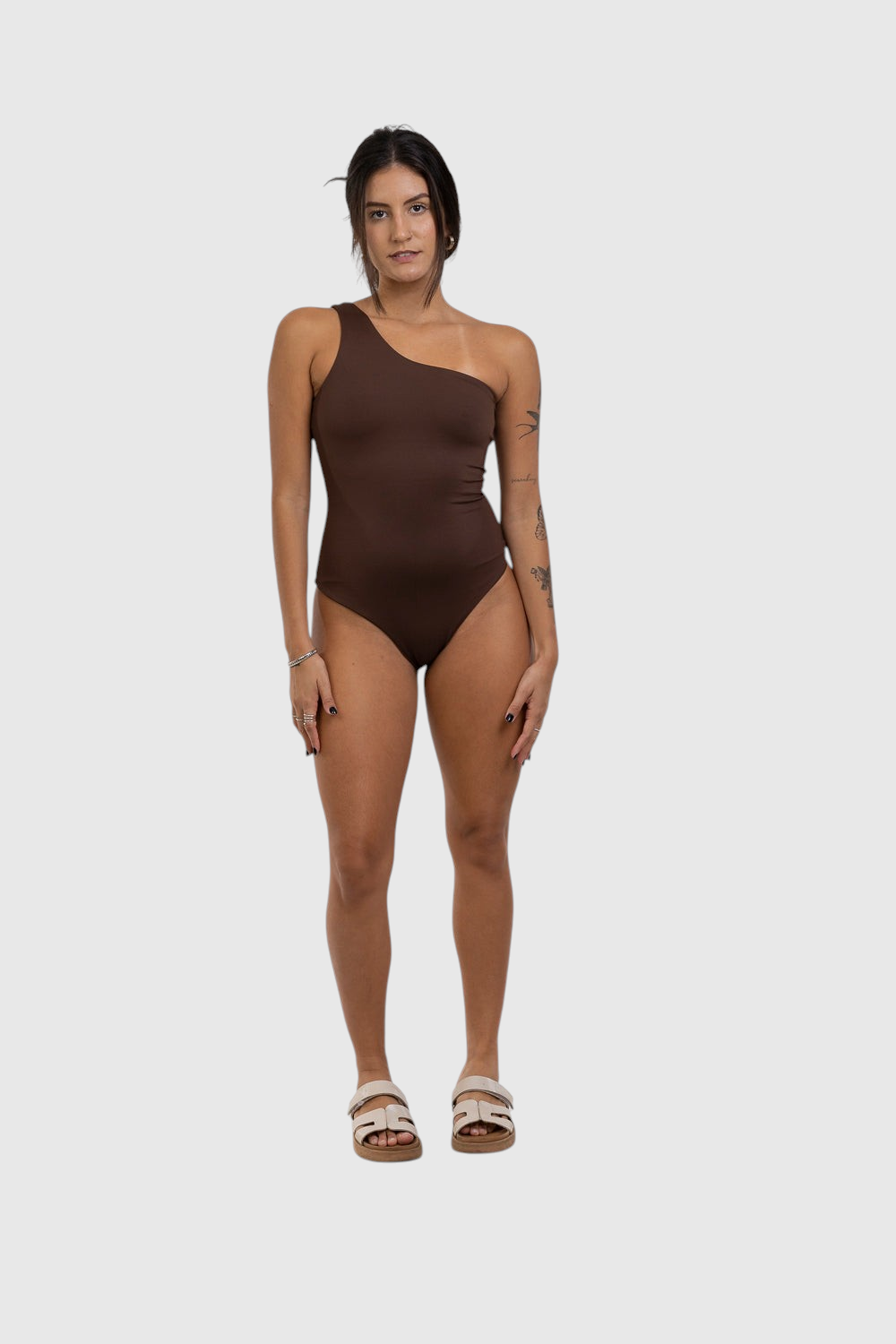 Modelo vestindo body nula manga marrom da LA MAGIE | Roupas Femininas Básicas e Estilosas em poliamida com forro duplo.