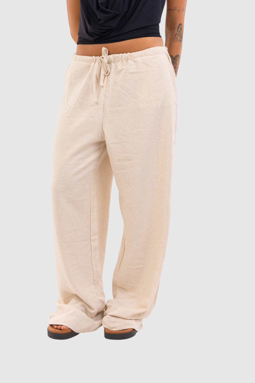 Calça básica de linho bege LA MAGIE | Roupas Femininas Básicas e Estilosas com corte amplo e cordão na cintura