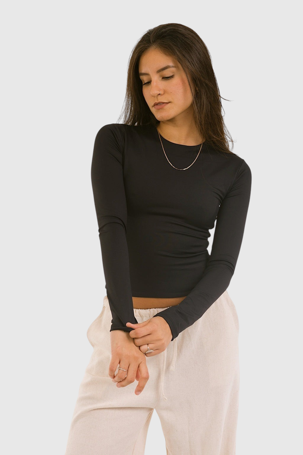 Modelo vestindo blusa básica de manga longa preta em poliamida com ajuste perfeito e zero transparência da LA MAGIE