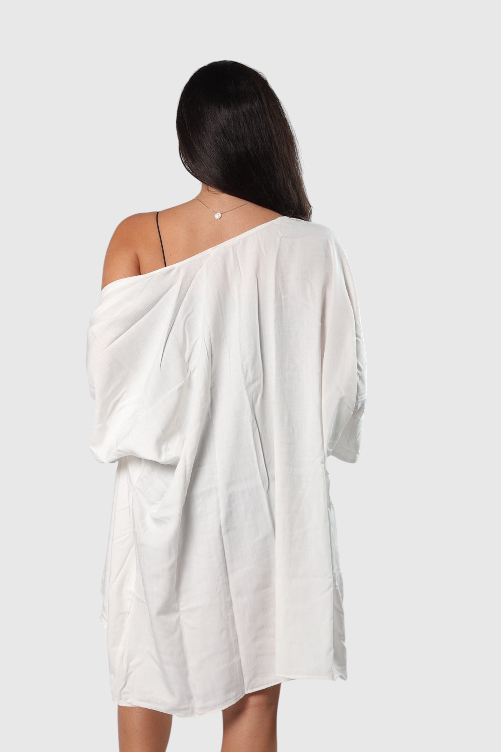 Modelo de costas vestindo kimono branco de manga ampla em viscose rústica da LA MAGIE | Roupas Femininas Básicas e Estilosas