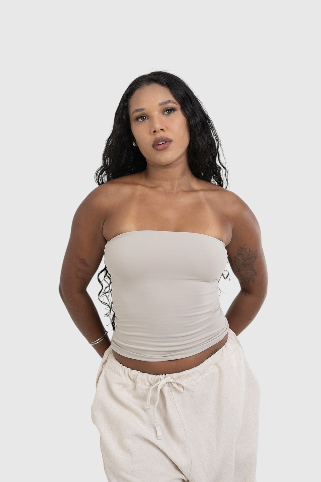 Modelo usando blusa tube bege da LA MAGIE | Roupas Femininas Básicas e Estilosas em suplex de poliamida premium.