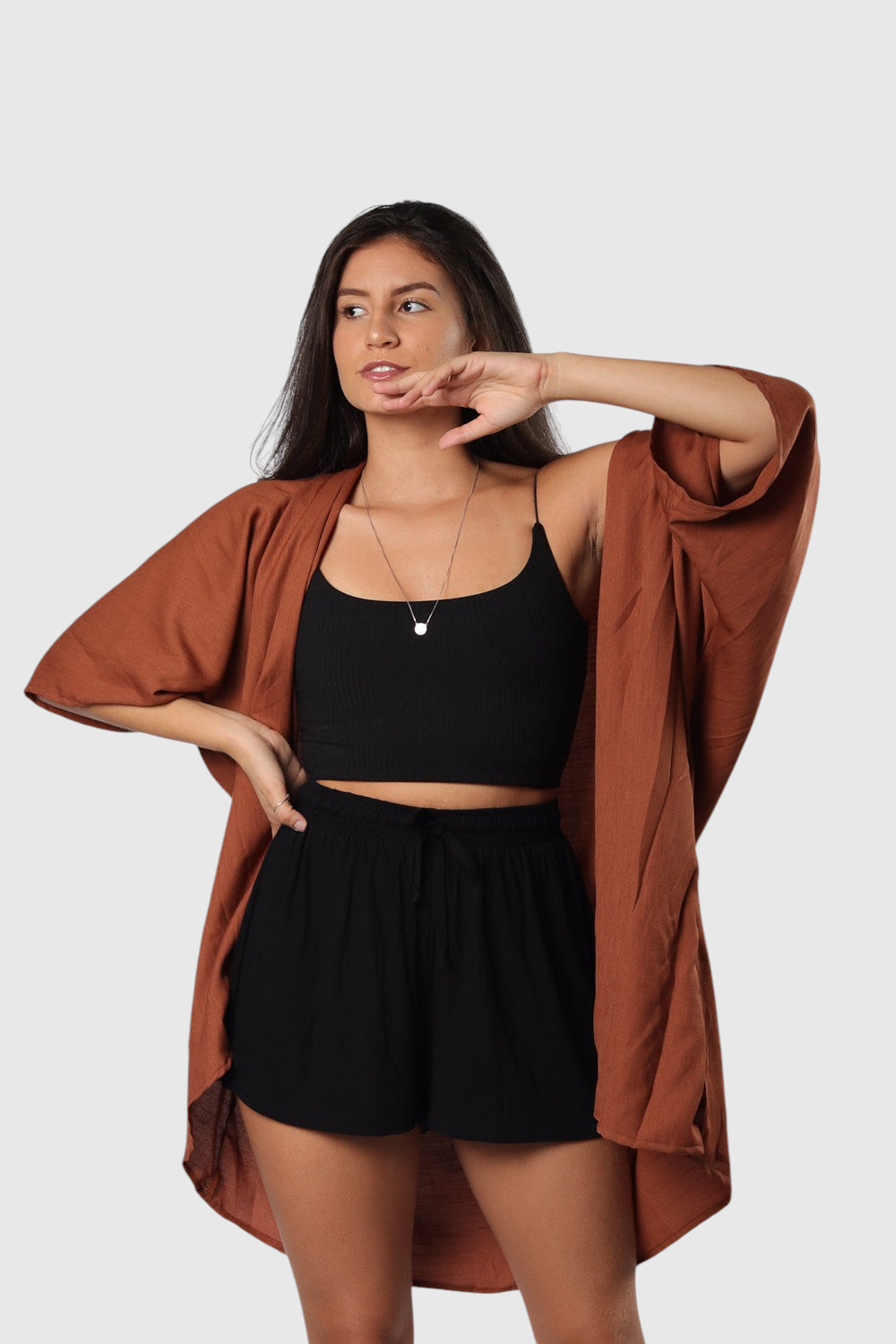 Modelo veste kimono LA MAGIE | Roupas Femininas Básicas e Estilosas em viscose rústica terracota com mangas amplas
