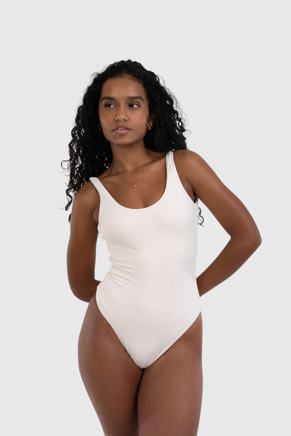 Modelo vestindo body cavado off-white LA MAGIE | Roupas Femininas Básicas e Estilosas com costas abertas e forro duplo