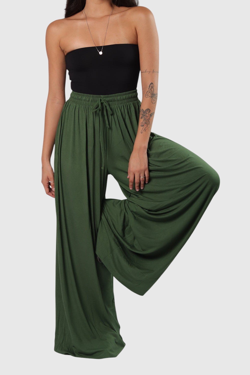 Modelo veste calça pantalona verde LA MAGIE | Roupas Femininas Básicas e Estilosas em viscolycra com cós de elástico.