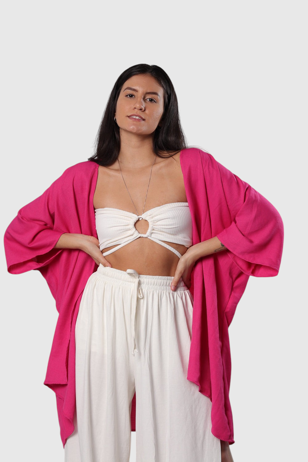 Modelo veste kimono LA MAGIE | Roupas Femininas Básicas e Estilosas rosa em viscose rústica com mangas amplas