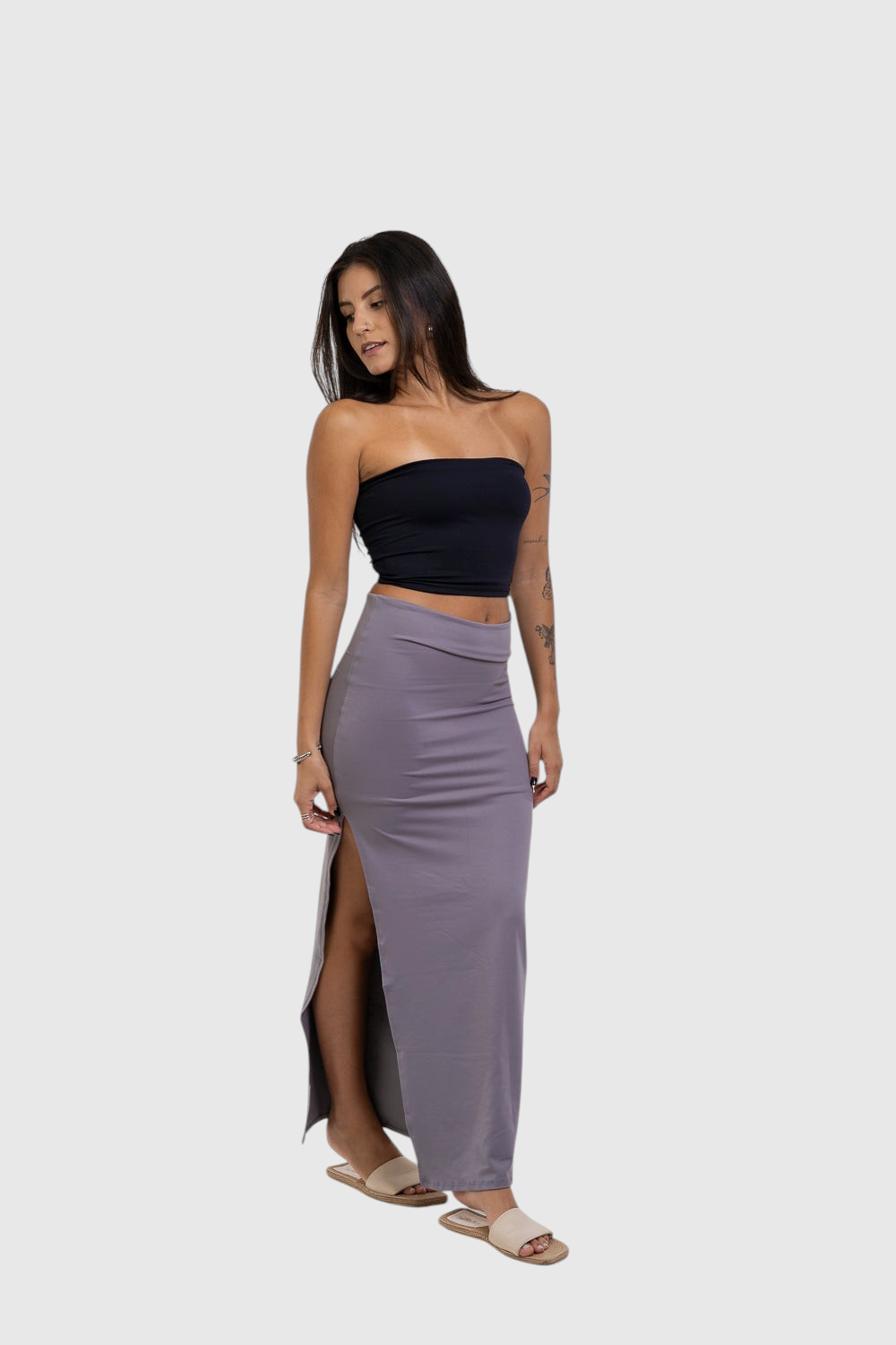 Modelo veste saia midi cinza com fenda lateral da LA MAGIE | Roupas Femininas Básicas e Estilosas em poliamida.