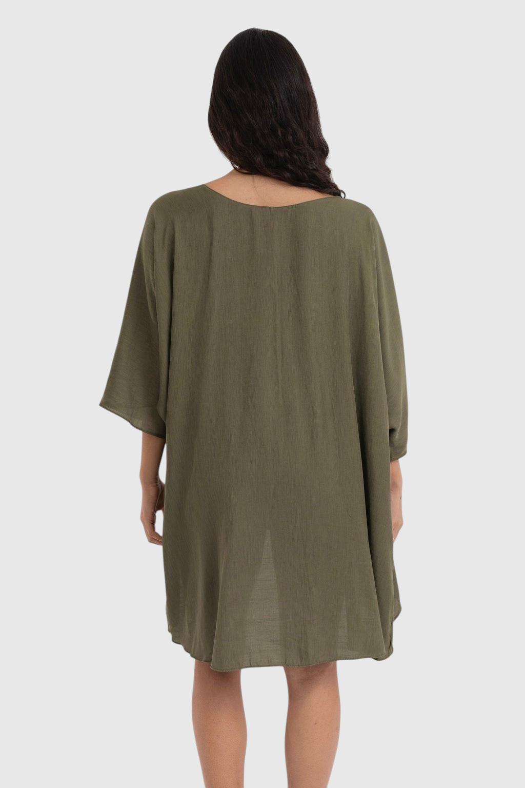 Kimono LA MAGIE | Roupas Femininas Básicas e Estilosas em viscose rústica verde oliva com mangas amplas, vista traseira