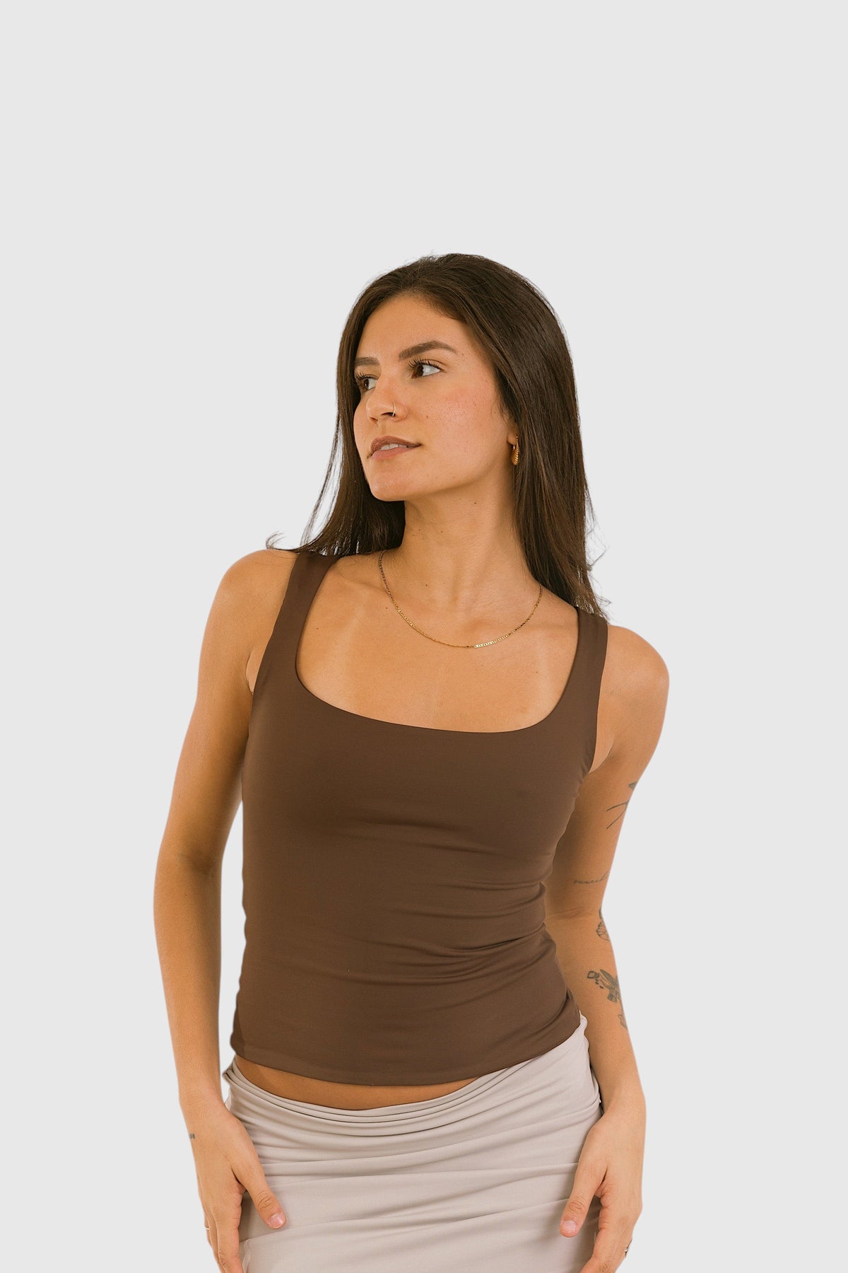 Modelo vestindo blusa 2 em 1 marrom da LA MAGIE | Roupas Femininas Básicas e Estilosas em suplex de poliamida premium.