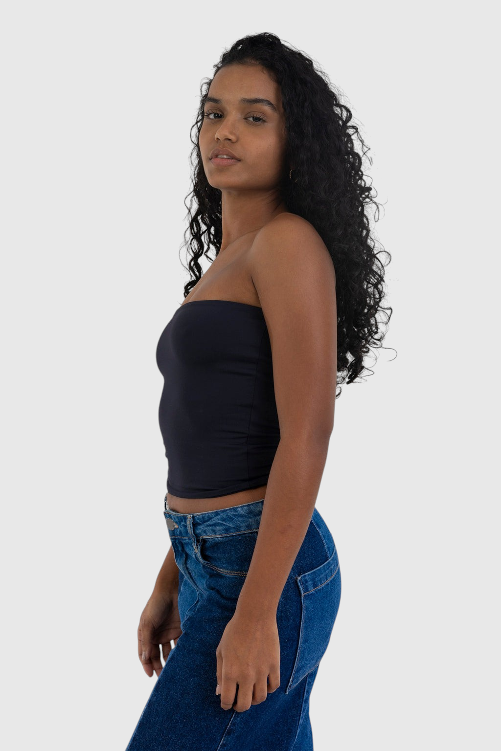 Modelo vestindo blusa tube preta LA MAGIE em suplex de poliamida com ajuste segunda pele e forro duplo