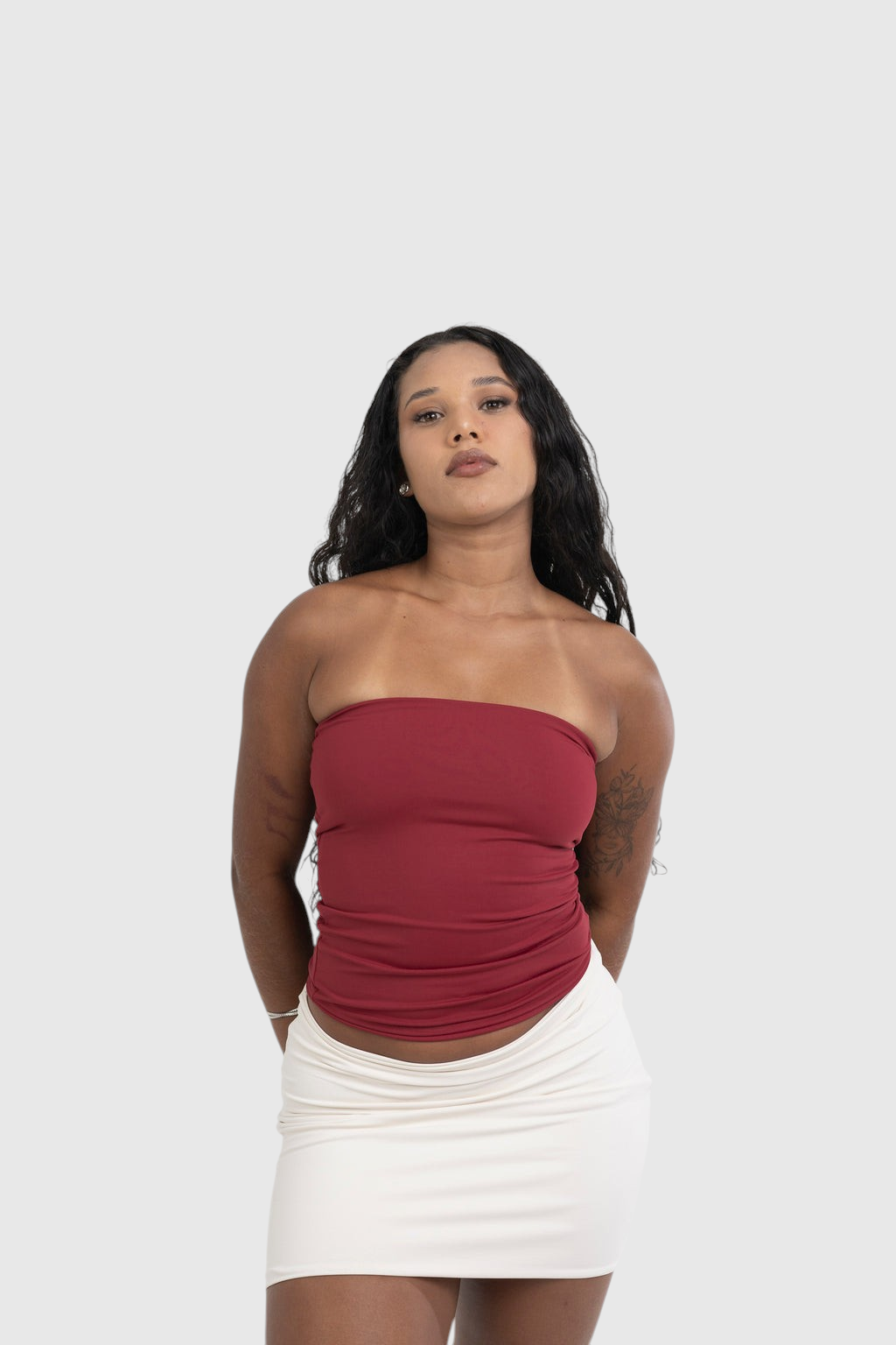 Modelo usando blusa tube vermelha LA MAGIE Roupas Femininas Básicas e Estilosas em suplex de poliamida com forro duplo