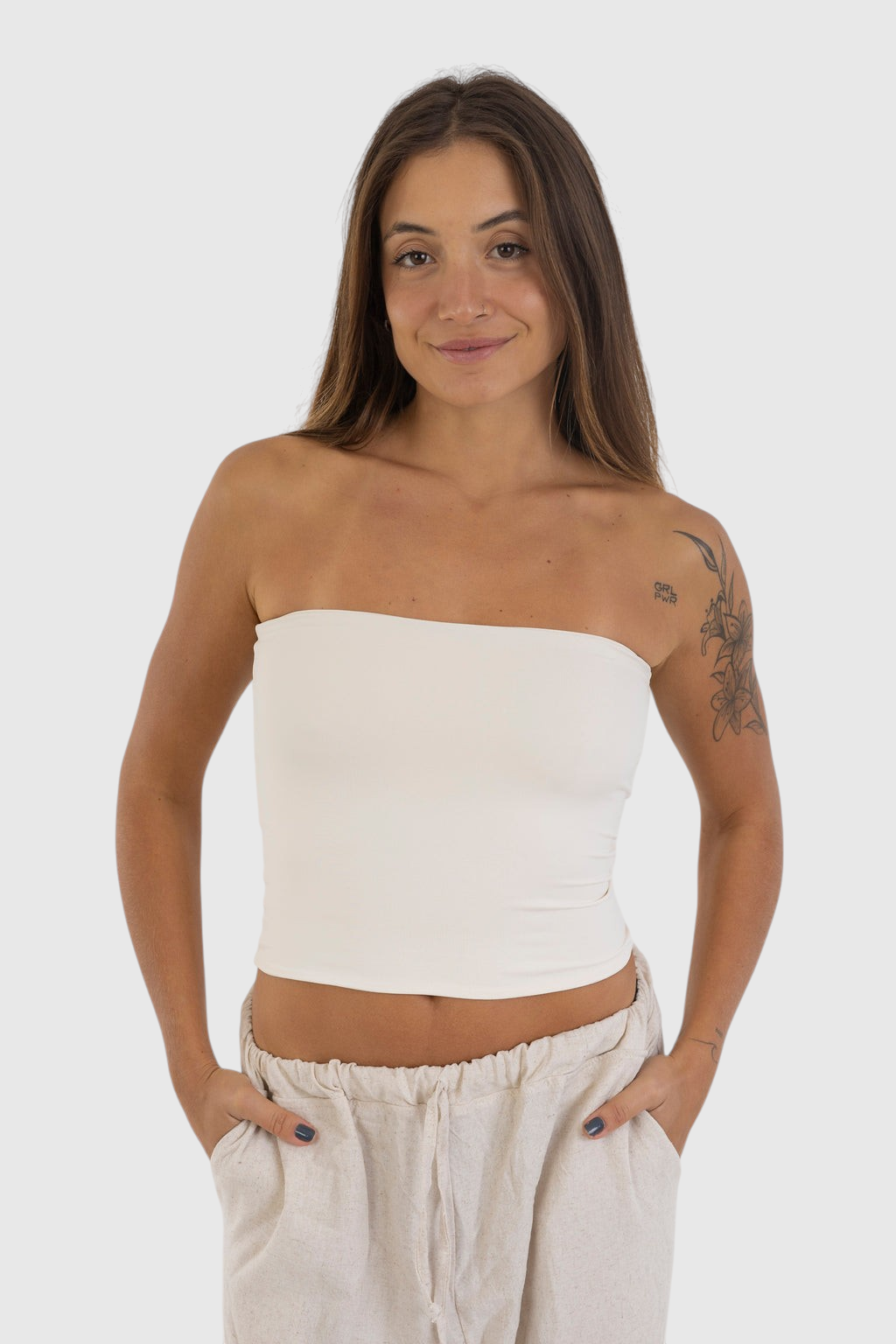 Modelo vestindo blusa tube off-white LA MAGIE | Roupas Femininas Básicas e Estilosas em suplex de poliamida premium.