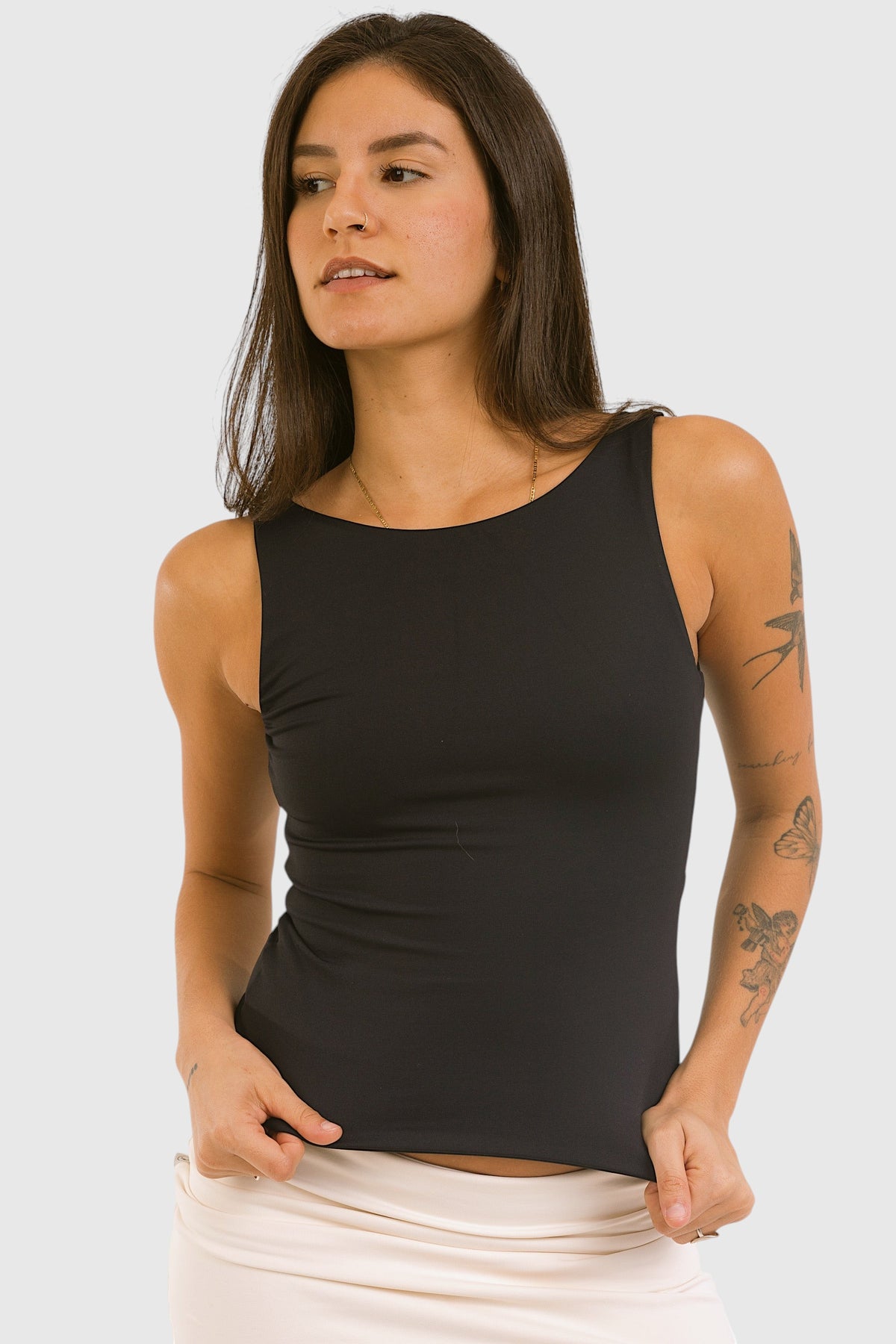 Modelo vestindo blusa 2 em 1 preta da LA MAGIE | Roupas Femininas Básicas e Estilosas em suplex de poliamida premium.