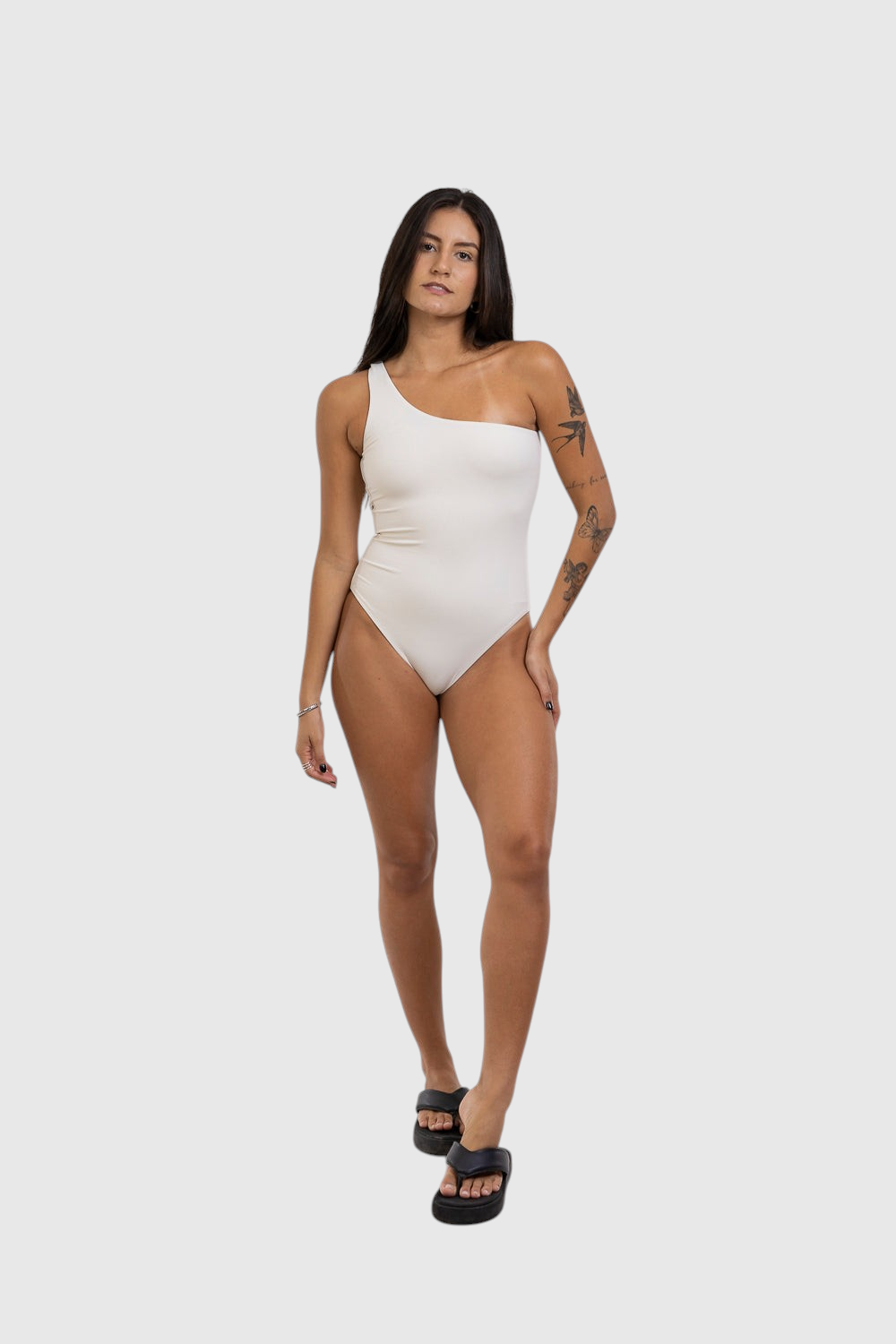 Modelo vestindo body nula manga off-white da LA MAGIE | Roupas Femininas Básicas e Estilosas em poliamida macia.