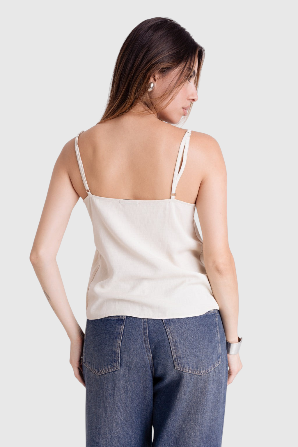Blusa Easy LA MAGIE de alça fina bege em viscose rústica com forro, vista de costas em modelo com calça jeans.