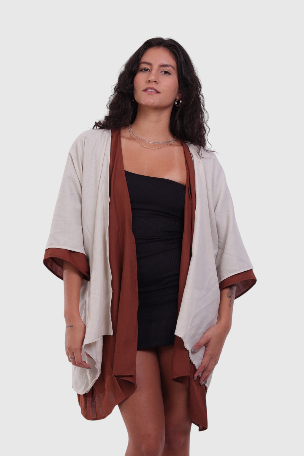 Modelo vestindo kimono LA MAGIE | Roupas Femininas Básicas e Estilosas de viscose rústica bicolor bege e marrom