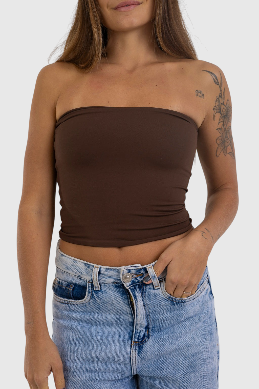 Modelo vestindo blusa tube marrom LA MAGIE | Roupas Femininas Básicas e Estilosas em suplex de poliamida com calça jeans