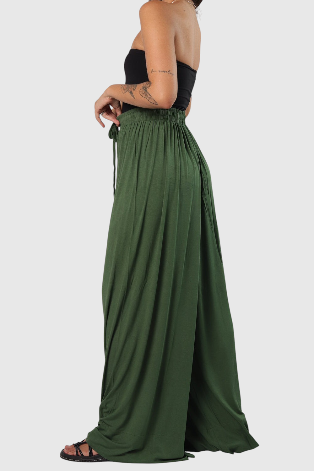 Modelo veste calça pantalona verde LA MAGIE | Roupas Femininas Básicas e Estilosas em viscolycra com cós de elástico.