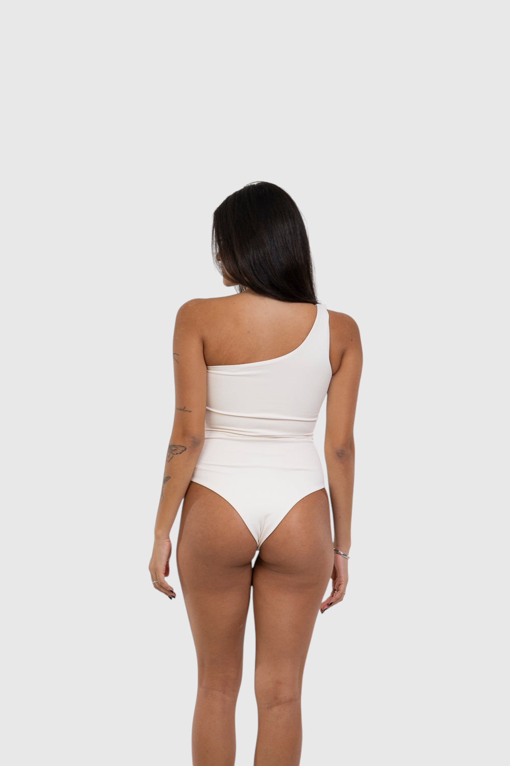 Modelo de costas vestindo body nula manga off-white da LA MAGIE | Roupas Femininas Básicas e Estilosas em poliamida.