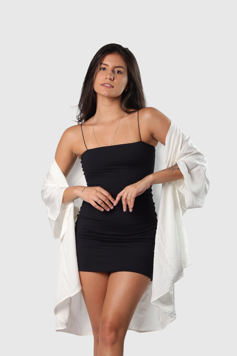 Modelo veste kimono LA MAGIE | Roupas Femininas Básicas e Estilosas branco de viscose rústica com mangas amplas