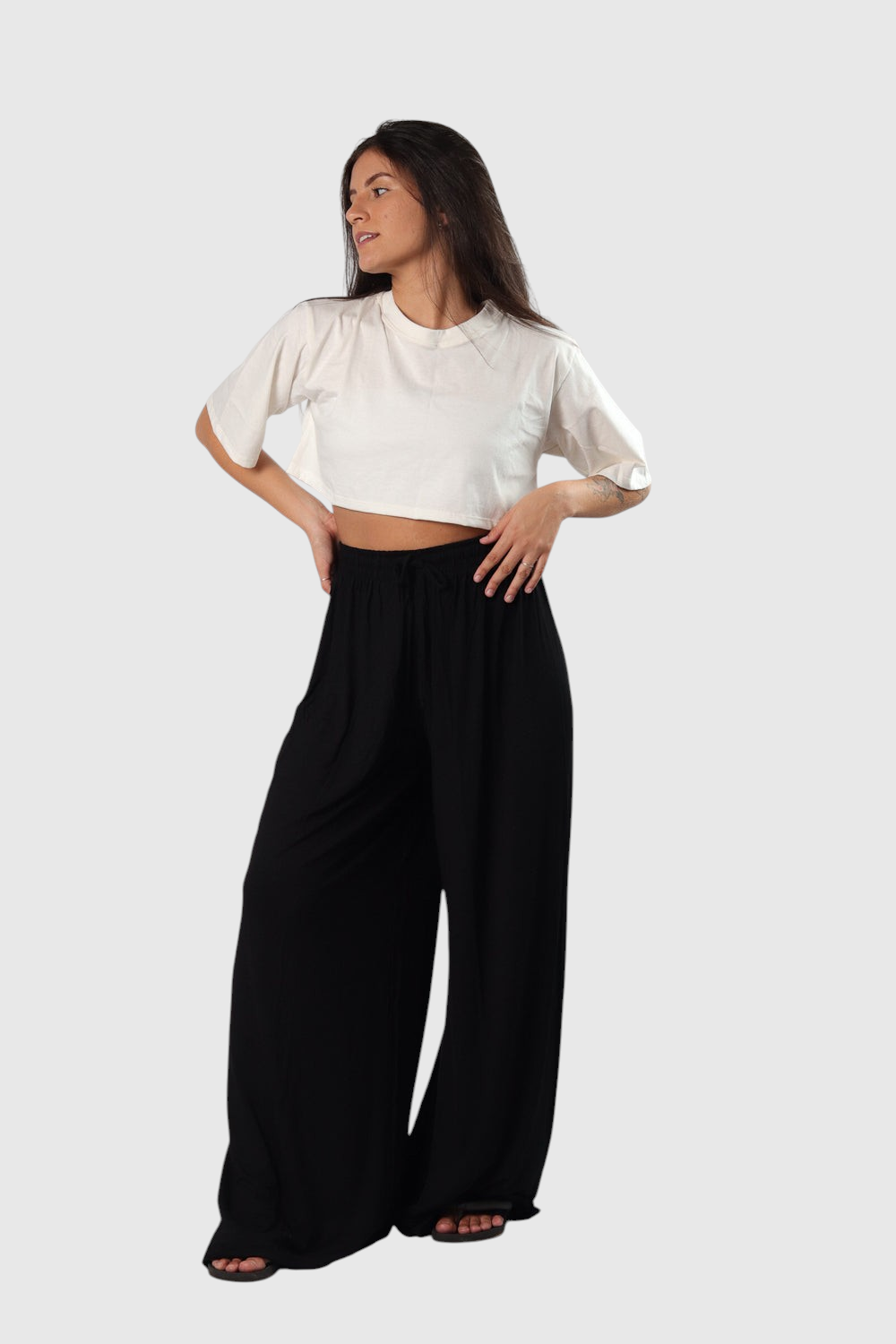 Modelo usando calça pantalona areia LA MAGIE | Roupas Femininas Básicas e Estilosas em viscolycra com cós de elástico